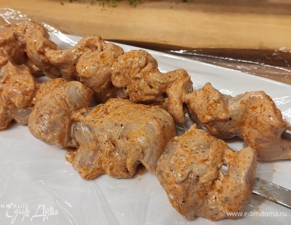 Нанизать кусочки курицы на шампуры (если вы готовите на электрическом гриле или в духовке, то на шпажки).