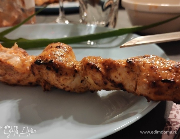 Главная задача — мясо, особенно такое нежное, как куриное филе, не пересушить. В зависимости от величины кусочков, обжарить куриное филе на прямом огне, затем 15–20 минут на непрямом, часто переворачивая шампуры. Приятного вам аппетита!