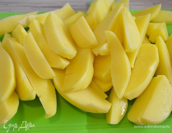 Картофель очистить от кожуры и нарезать вдоль на шесть частей.