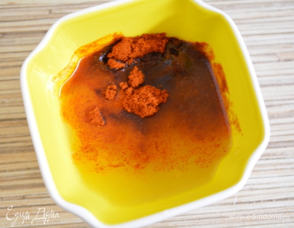 Сливочное масло растопить в микроволновой печи, добавить паприку и перемешать.