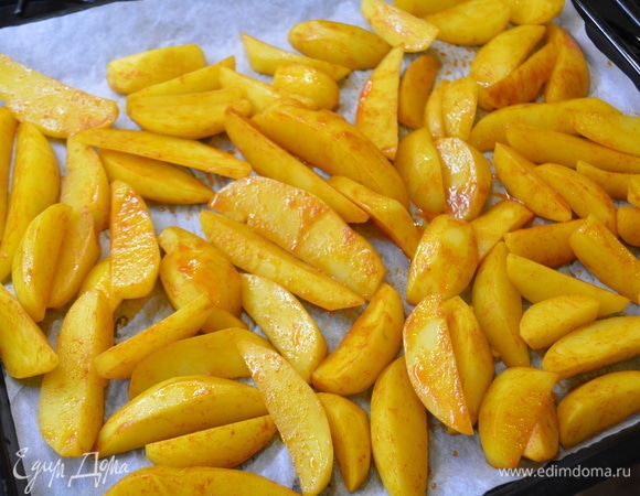 Противень застелить бумагой для выпечки и уложить картофель в один слой. Запекать при 250°C 30 минут. Пару раз перемешивать картофель лопаткой для равномерного хрустящего слоя!