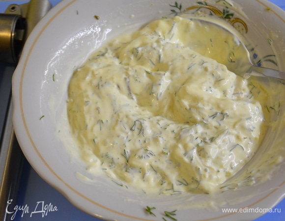 Готовим соус. Смешать в миске сметану и майонез, тертый соленый огурец, измельченные чеснок и укроп, соль и перец. Если огурец недостаточно кислый, то добавьте лимонный сок (1 ч. л.). Все перемешать.