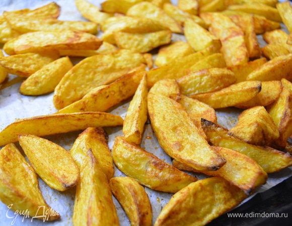 Достать готовый картофель и сразу подавать, пока он хрустящий снаружи, а внутри — нежная мякоть.