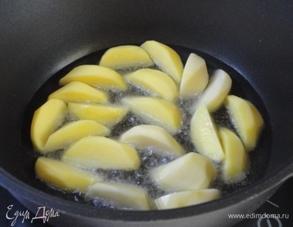 Картофель очистить, нарезать «чесночком» и обжарить во фритюре.