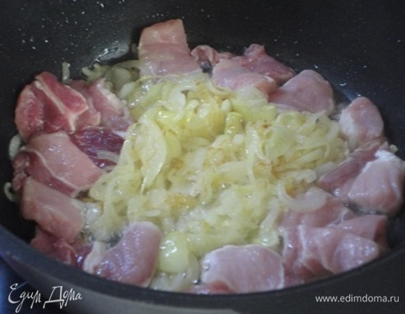 Мясо нарезать небольшими кусочками, морковь — кружочками, лук — полукольцами, перец — соломкой. Помидоры обдать кипятком и очистить от кожицы. Лук обжарить до золотистого цвета, затем добавить мясо, перемешать и обжаривать минут 5.