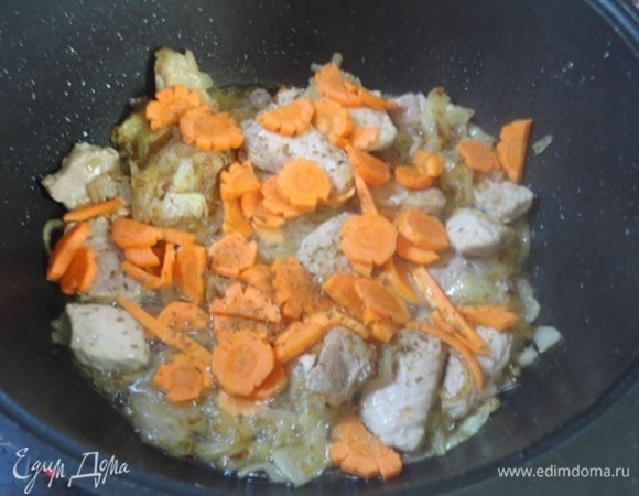 Добавить морковь и растертую зиру, потушить минут 5.