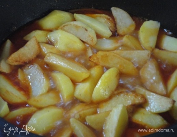 Выложить картофель, поперчить черным свежемолотым перцем. Доведите до кипения и готовьте еще 10 минут.