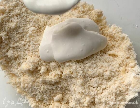 Добавьте сметану и замесите тесто.