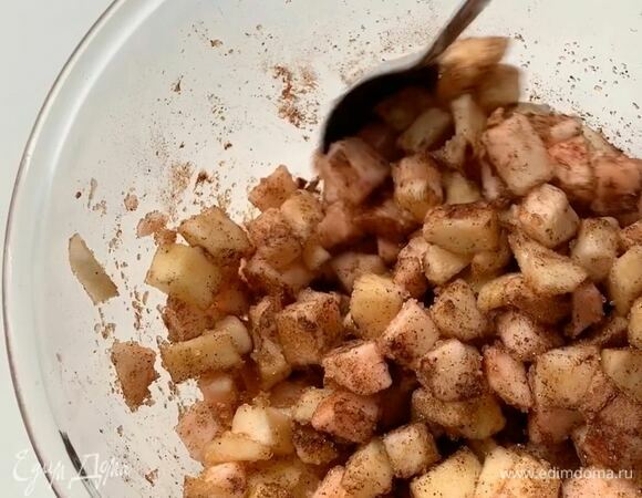 Яблоки очистите от кожуры, удалите семечки и нарежьте небольшим кубиком. Добавьте корицу и тростниковый сахар, перемешайте.