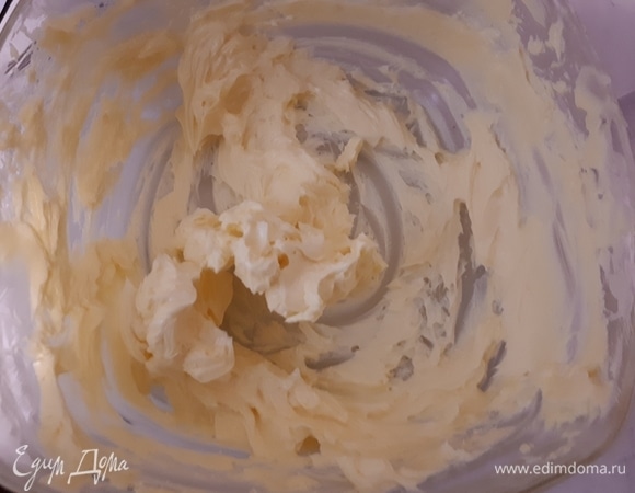 Взбейте размягченное сливочное масло.