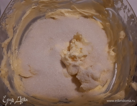 Добавьте сахар и продолжайте взбивать до состояния крема.