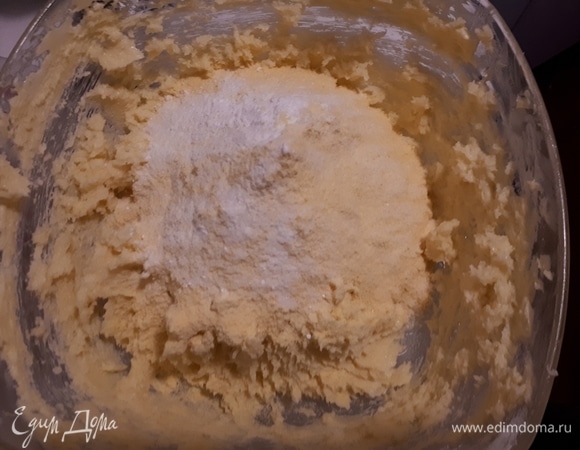Добавьте кукурузную муку, соль и дрожжи. Замесите тесто.