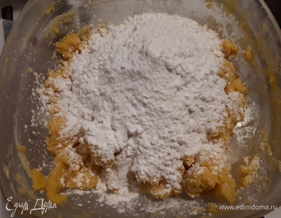 Добавьте рисовую муку и продолжайте замешивать тесто.