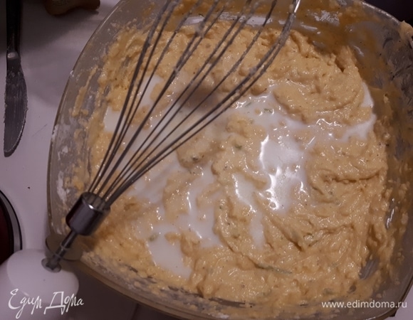 Добавляйте постепенно молоко. Его уйдет примерно один стакан, но, возможно, чуть поменьше или побольше. Консистенция теста должна быть вязкой, но не жидкой.