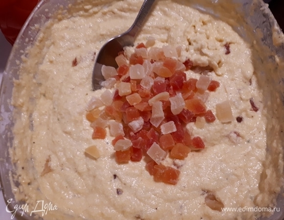 Вмешайте сухофрукты.