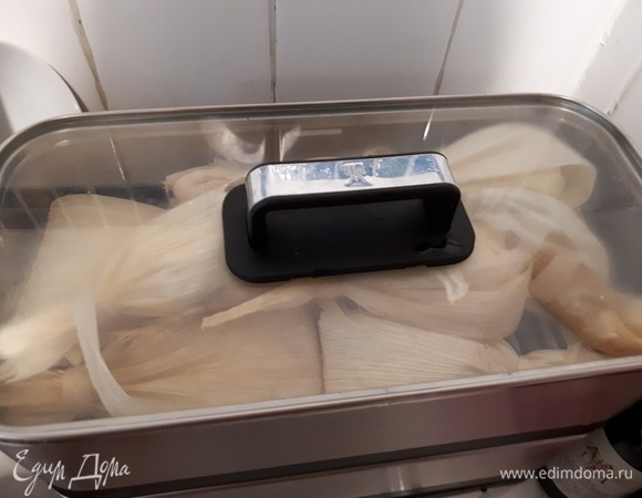 Готовить на пару примерно 1 час 20 минут. Я готовлю в пароварке в режиме для варки риса, но можно готовить и традиционно.