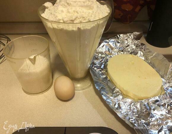 Подготовить ингредиенты для теста, масло должно быть слегка размороженным.