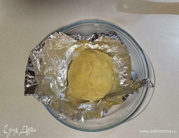 Завернуть в фольгу и отправить в холодильник на час. Затем дно формы покрыть тестом, сделать бортики, наколоть вилкой в нескольких местах и отправить в разогретую до 200°C духовку на 20 минут.