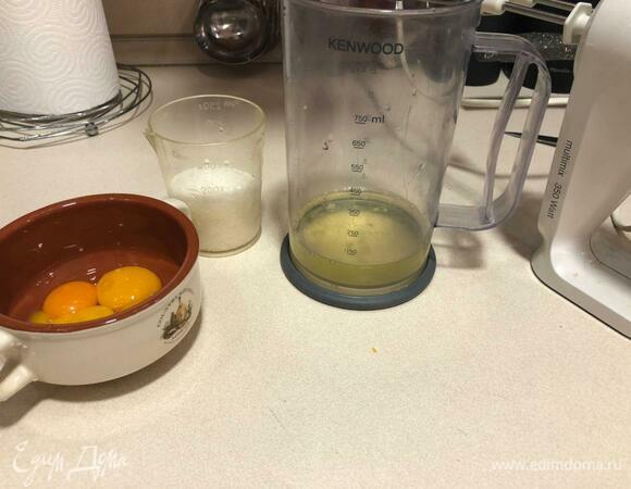 Белки взбить с сахаром (сахар добавлять постепенно) в густую пену, половину ягод добавить к белковой смеси и размешать миксером.