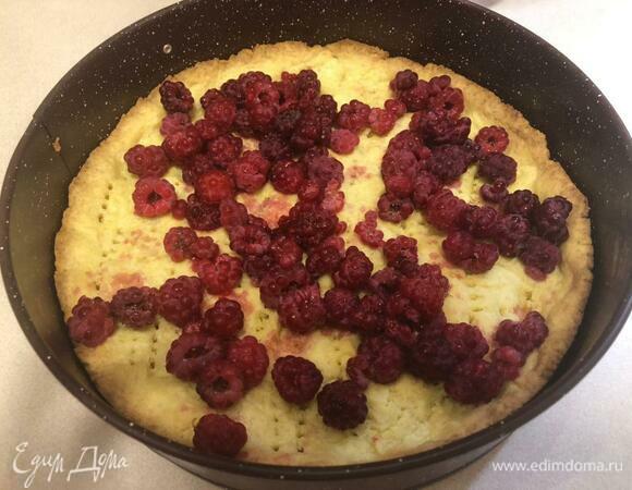 На готовый корж выложить оставшуюся часть ягод и вылить белковую смесь.