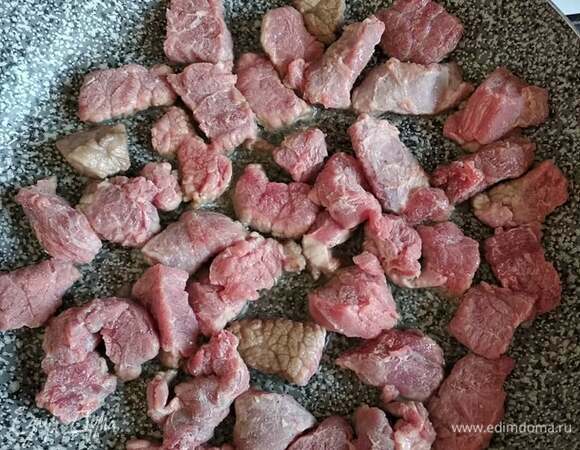 Говядину нарезать средними кусками. Обвалять в небольшом количестве муки так, чтобы мука лишь чуть-чуть покрывала мясо. Я обычно делаю это в пакете. Излишки муки стряхнуть. Обжарить в растительном масле. Добавить молоко. Этим секретом поделился шеф-повар Василий Емельяненко. Прогреть минут 5. Залить кипящей водой так, чтобы чуть-чуть покрывала мясо. Тушить на медленном огне 1 час. Если готовите из вырезки, время тушения сокращается.