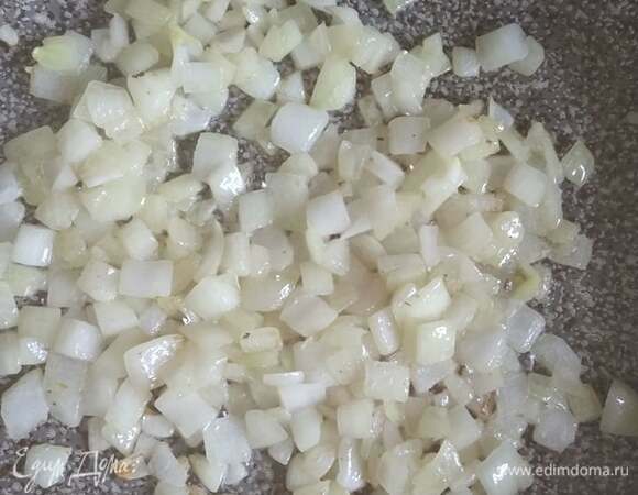 Мелко нарезанный лук обжарить на растительном масле минут 5.