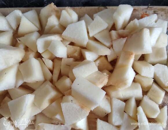 Айву промыть, обсушить, очистить от кожуры и, главное, сердцевины. Семечки айвы очень токсичные, могут даже вызвать отравление. Нарезать кубиком размером чуть меньше мясных.