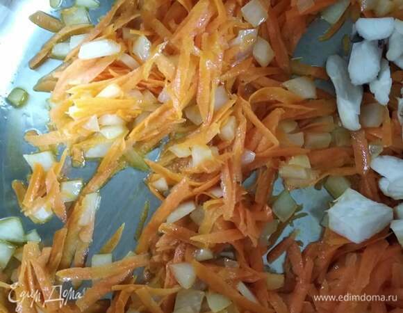 Лук мелко порубить, морковь нарезать или натереть на крупной терке. Я люблю больше натертую морковь, если это не основной ингредиент. Обжарить в кастрюле с толстым дном в разогретом растительном масле лук минут 5–6, добавить морковь и обжаривать еще минут 5.