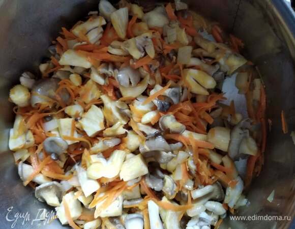 Вешенки вымыть, обсушить и нарезать некрупно. Добавить к луку и моркови, обжаривать минут 5. Добавить нарезанный кубиком картофель, влить молоко, добавить тимьян и перец. Готовить на небольшом огне 10 минут.