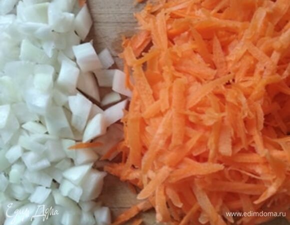 Лук мелко нарезать, морковь натереть на крупной терке. Обжарить в кастрюле на растительном масле минут 5.