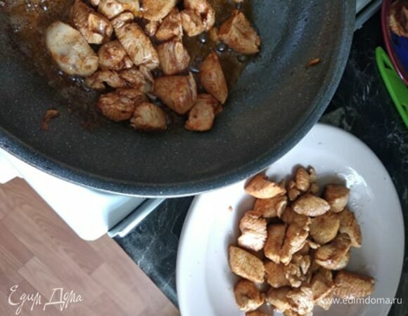 Куриное филе промыть, обсушить, нарезать некрупными кусочками. Обжарить в сковороде на растительном масле до румяной корочки. Переложить к луку с морковью.