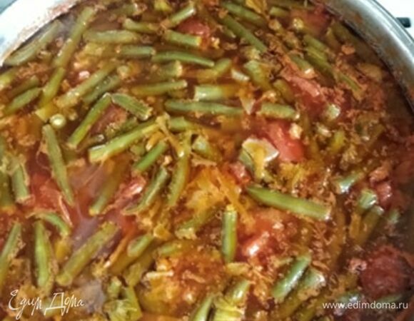 Добавить зеленую фасоль и нарезанные кубиком помидоры и обжарить все вместе 3 минуты. Залить кипящей водой. Проварить минут 10. Добавить консервированную белую фасоль. Посолить. Довести до кипения, добавить вермишель. Варить 3–4 минуты. Дать настояться 15 минут и подавать с зеленью петрушки или укропа. Приятного аппетита!