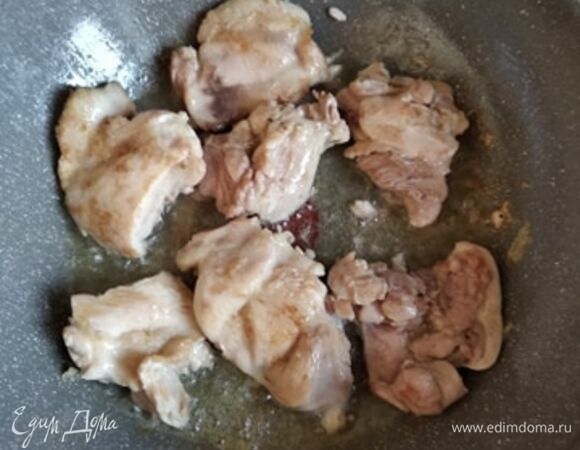 Куриные бедра промыть, обсушить и разрезать на 3–4 части. Обжарить в сковороде или казане до легкой корочки.