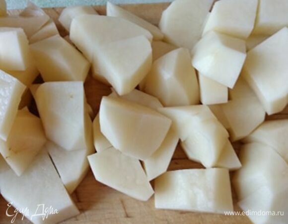 Нарезать картофель достаточно крупно.