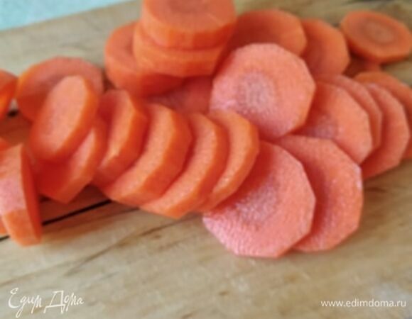 Нарезать морковь кружочками.