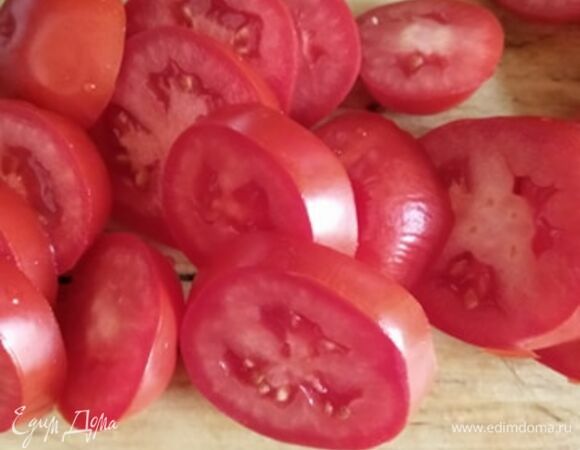 Минут через 15 добавить нарезанные помидоры. У меня были сливки, поэтому я взяла побольше и нарезала кружочками. Тушить на медленном огне до готовности картофеля. Посолить и добавить нарезанную кинзу. Подавать, посыпав зеленью. Приятного аппетита!