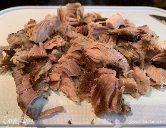 Приготовим начинку: индейку нарежьте маленькими кусочками.