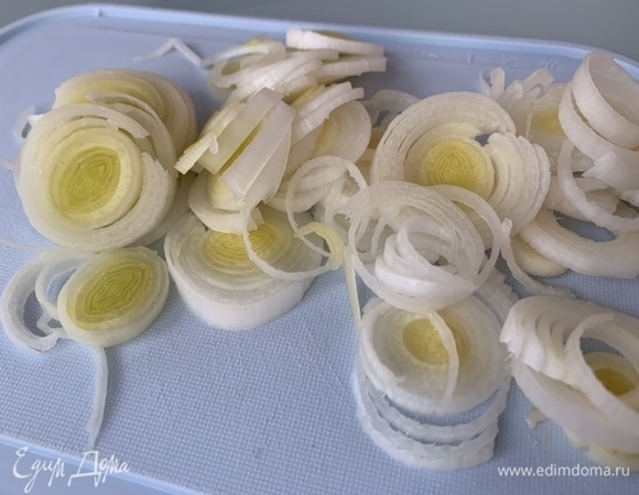 Лук-порей — тонкими кольцами.