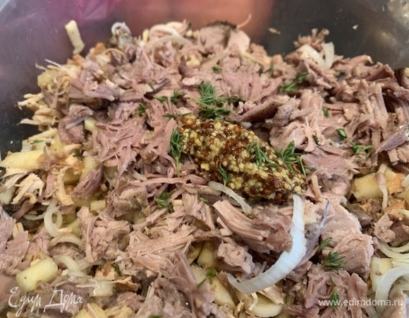 Смешайте в миске индейку, яблоки, лук-порей, горчицу и листики тимьяна.