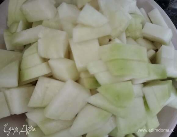 Кольраби помыть, обсушить, очистить от кожуры и нарезать брусочками.
