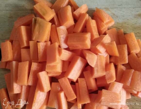 Морковь помыть, очистить и тоже нарезать брусочками.