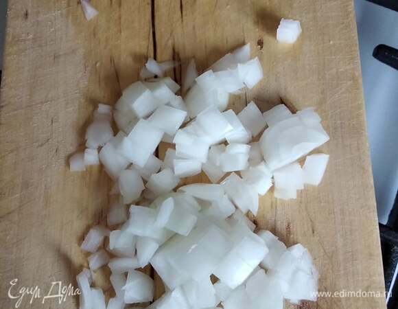 Лук мелко нашинковать. В кастрюле с толстым дном растопить сливочное масло и обжарить в нем лук минут 5.