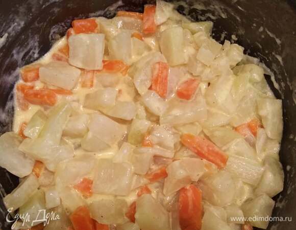 Добавить морковь. Обжаривать еще минуты 3–4. Добавить кольраби, влить молоко, всыпать аккуратно муку, все перемешать. Довести до кипения и тушить на медленном огне до готовности капусты. Степень мягкости выбирайте сами. Я люблю чуть твердую. За пару минут до готовности посолить и поперчить. Подавать с укропом.