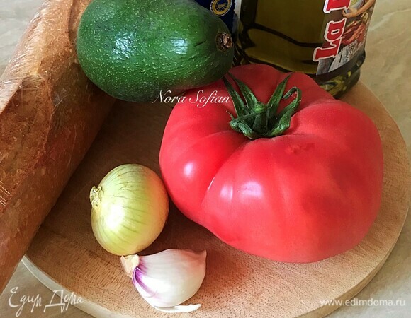 Для салата возьмите хороший большой спелый помидор.