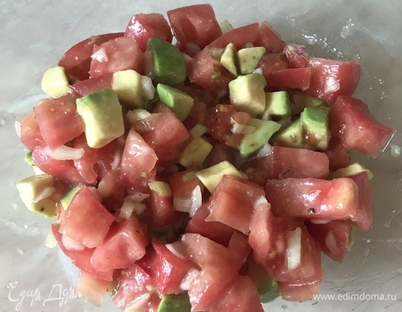 Затем добавить остальные ингредиенты, еще раз перемешать, затянуть миску пищевой пленкой и поставить в холодильник на 15–20 минут.