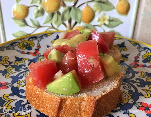 Можно сделать брускетту, слегка поджарить багет и сверху разложить салат. Приятного аппетита!