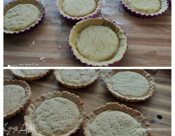 Разделить тесто на 6 частей и раскатать их размером с формочки для тарталеток (у меня 11 см в диаметре). Смазать формы маслом и посыпать мукой, если они у вас не силиконовые. Выложить тесто и сформировать бортики. Проколоть дно несколько раз вилкой, чтобы потом не образовались пузыри. Теперь лучше всего готовые тарталетки поставить в морозилку минут на 20 перед запеканием. Это избавит вас от необходимости запекать тарталетки с бобовыми. Запекать замороженные тарталетки в заранее разогретой до 180°C духовке до золотистого цвета минут 20–25. Тарталеткам дать остыть на решетке. Предварительно запеченные тарталетки можно легко хранить в консервной банке в течение 1–2 недель. Иногда я просто заранее запекаю тарталетки, чтобы наполнять их только при необходимости.