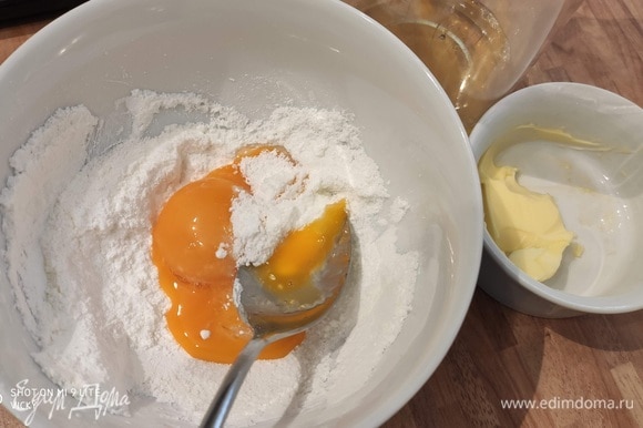 Для крема муслин довести до кипения молоко с цедрой лайма или лимона. Смешать в миске яичные желтки (два крупных яйца или три среднего размера) с сахаром, зернышками ванили и крахмалом. Белки нам понадобятся для меренги.