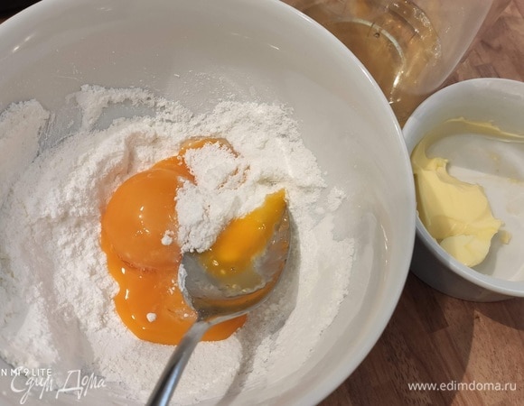 Для крема муслин довести до кипения молоко с цедрой лайма или лимона. Смешать в миске яичные желтки (два крупных яйца или три среднего размера) с сахаром, зернышками ванили и крахмалом. Белки нам понадобятся для меренги.