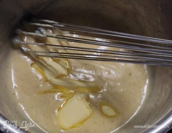 Вылить смесь обратно в кастрюлю и снова нагреть, постоянно помешивая, пока масса не загустеет. Перелить в миску и накрыть по поверхности пищевой пленкой. Это предотвращает образование корочки. Дать остыть в холодильнике. Затем понемногу вбить размягченное сливочное масло.